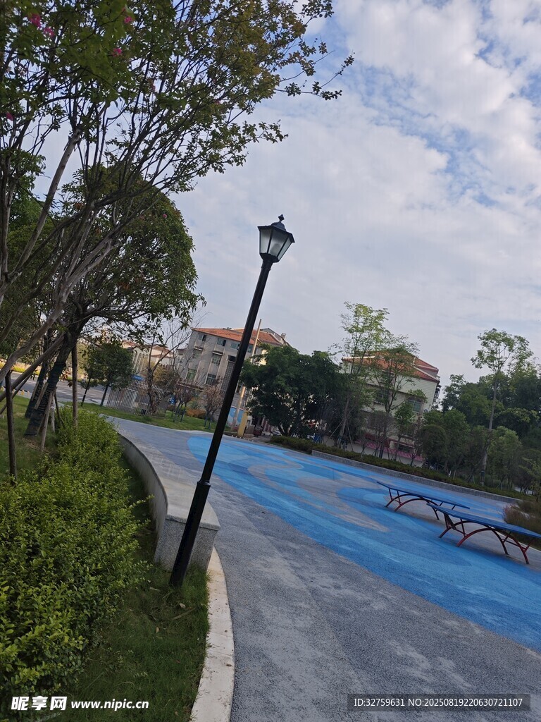公园蓝色步道与休闲景象