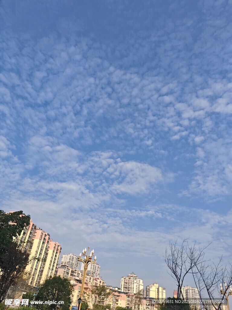 城市上空的美丽云彩