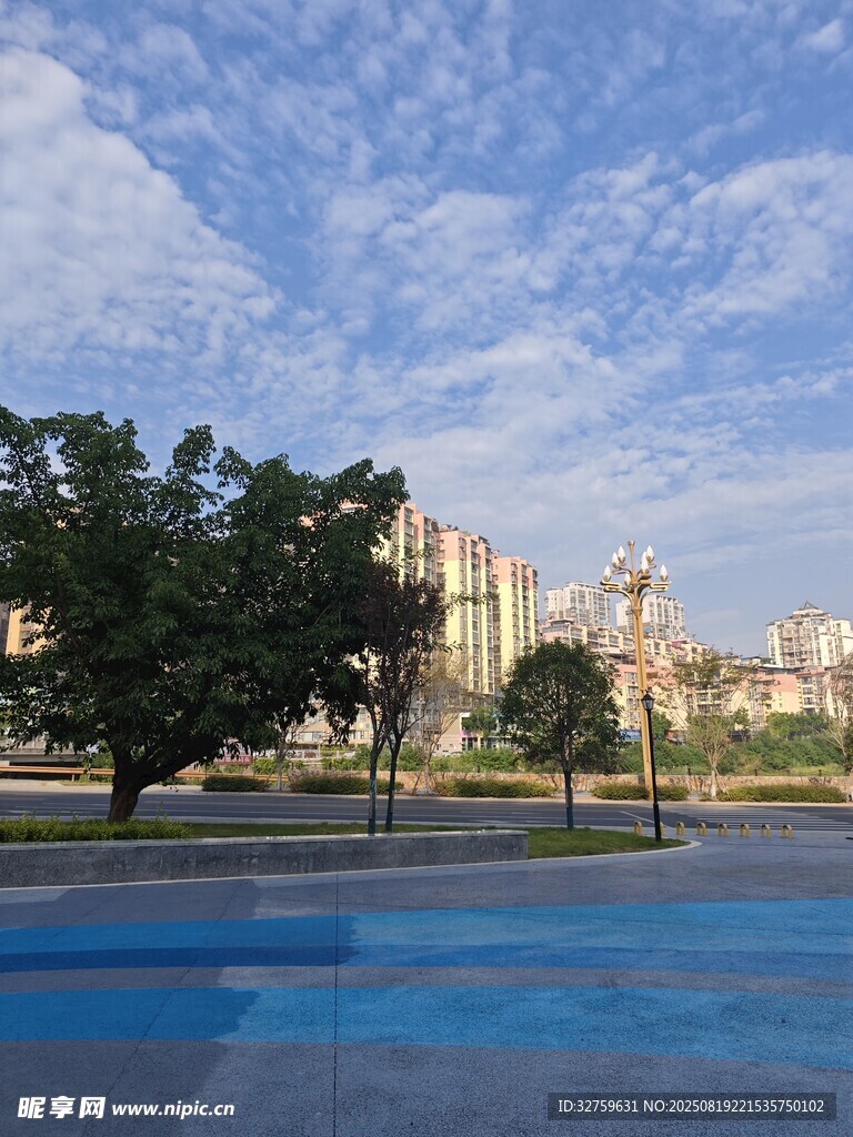 城市中开阔的蓝色户外场地