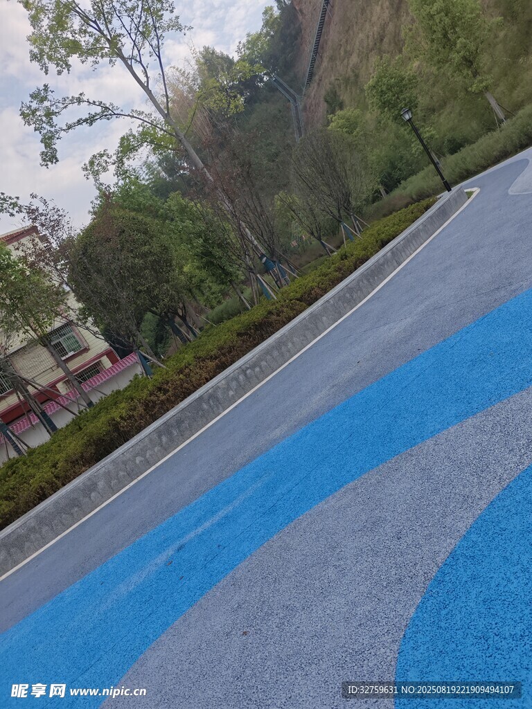 蓝色路面的户外场景