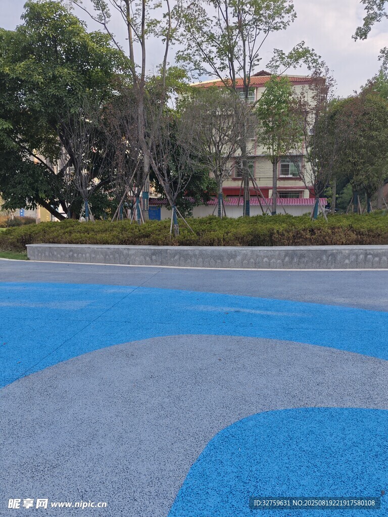 户外蓝色休闲运动场地