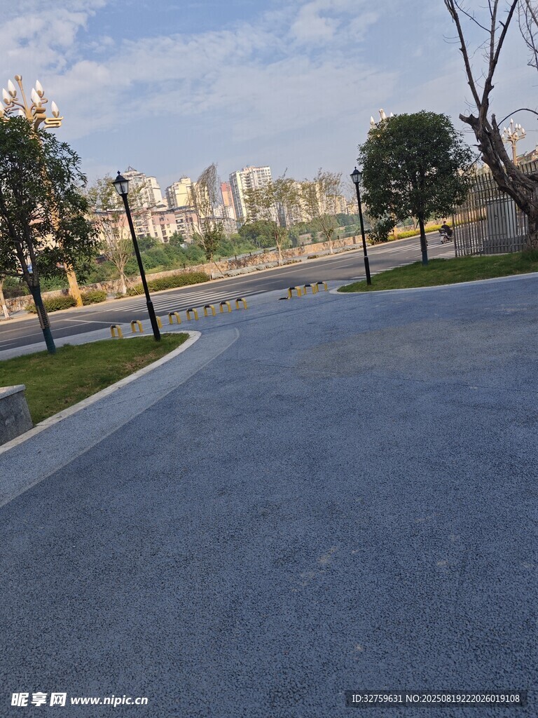 宽阔平坦的城市道路景观