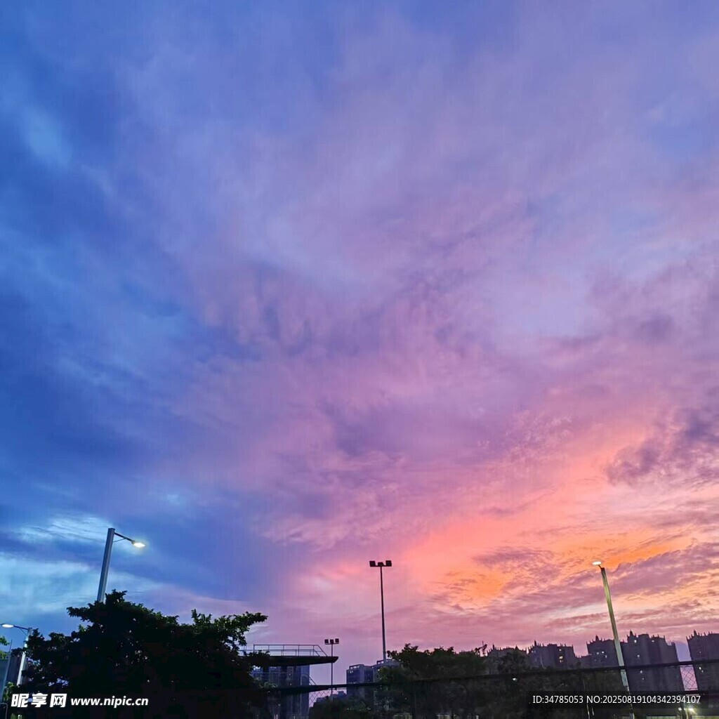 晚霞火烧云天空