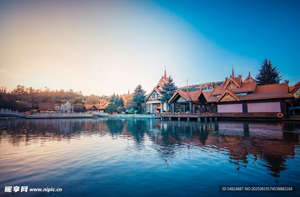 湖畔古建筑美景