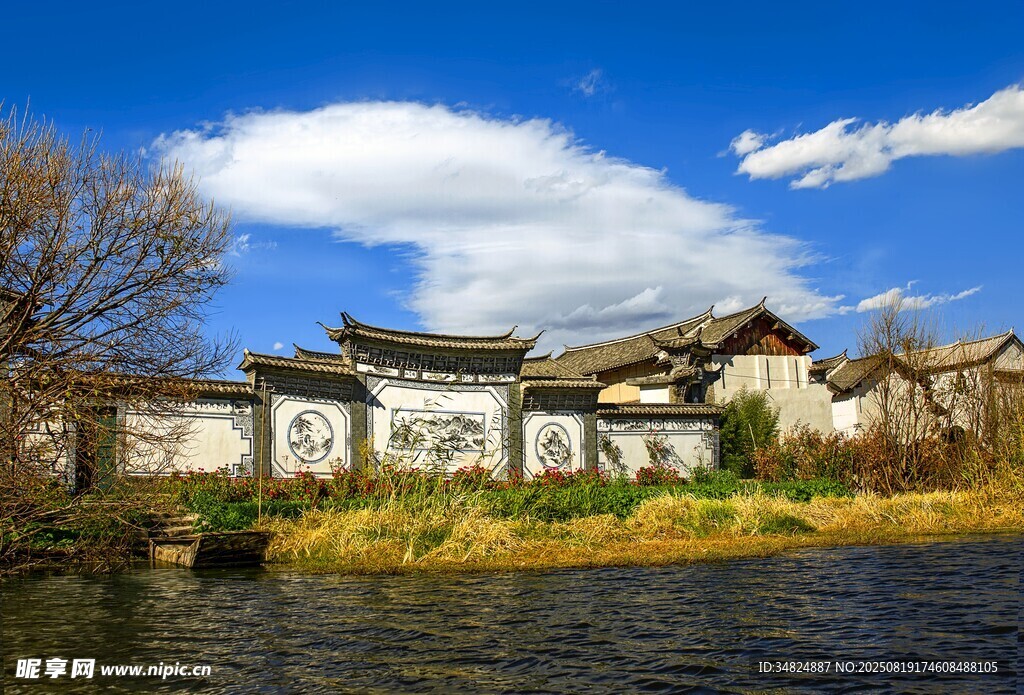 湖畔中式古建筑风景