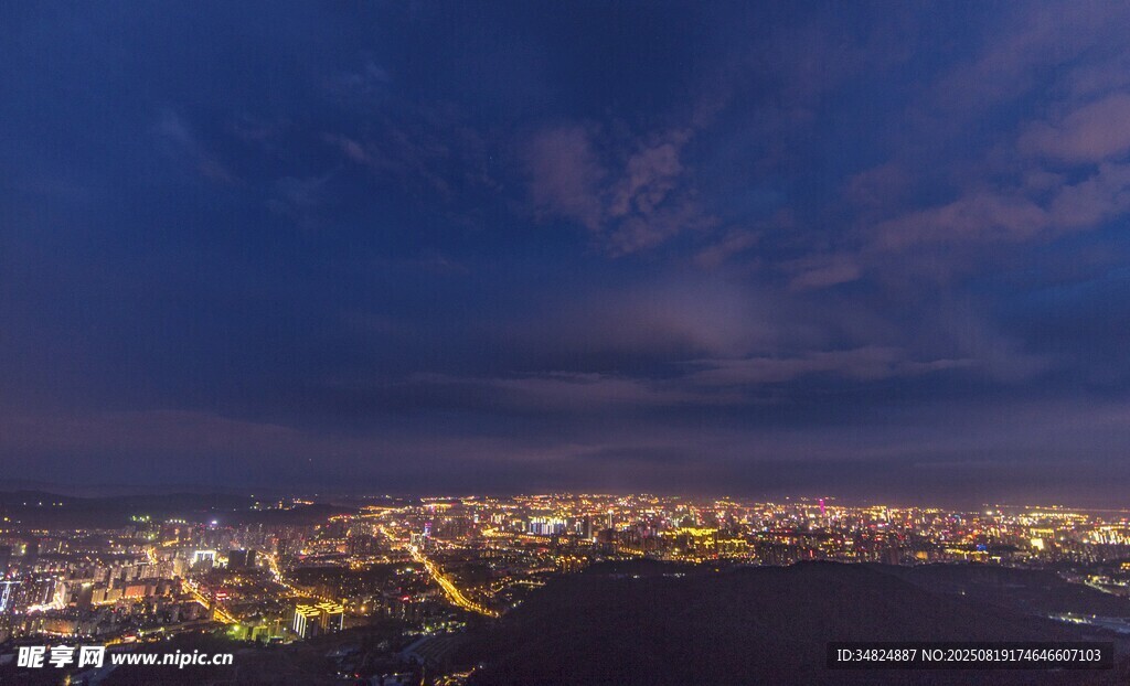 城市夜景俯瞰图