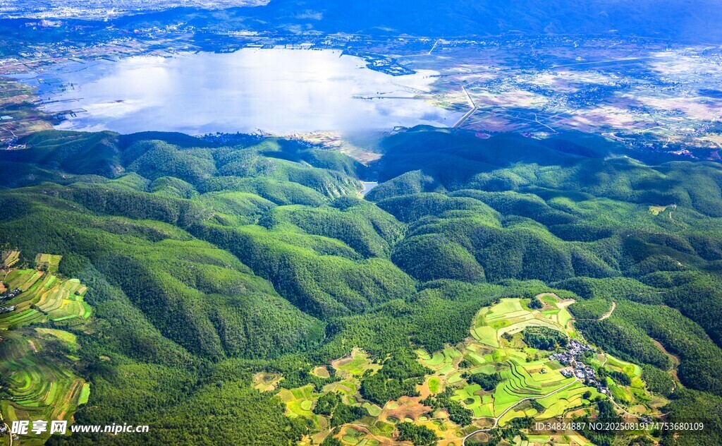 翠绿山峦间的云海美景