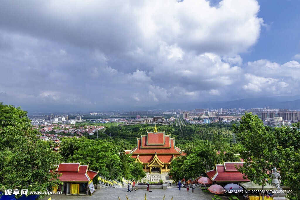 俯瞰多彩建筑与葱郁景致
