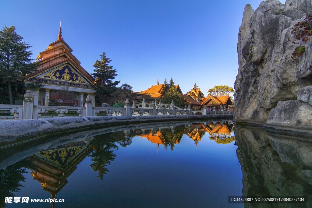 湖畔古建筑美景倒影