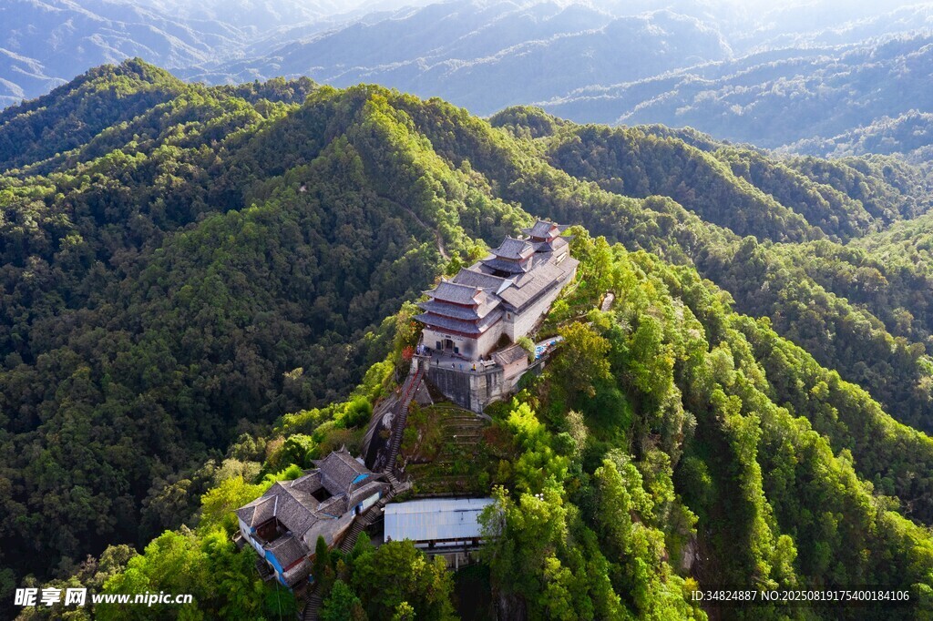山间古建筑隐于翠绿山林