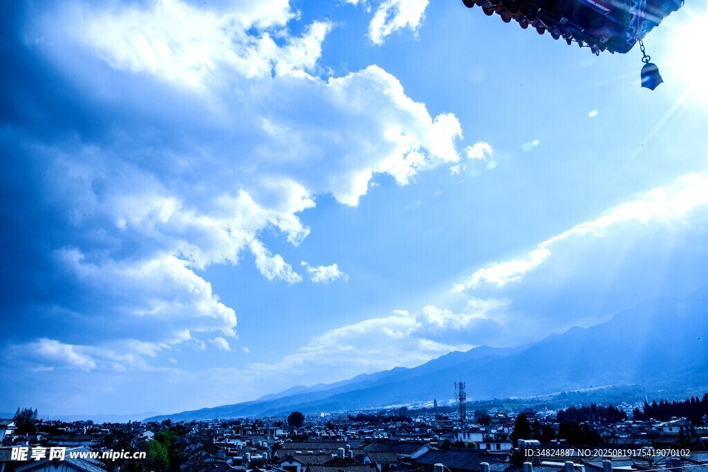空中俯瞰城市与蓝天白云