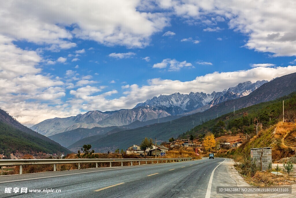 秋日山间公路美景
