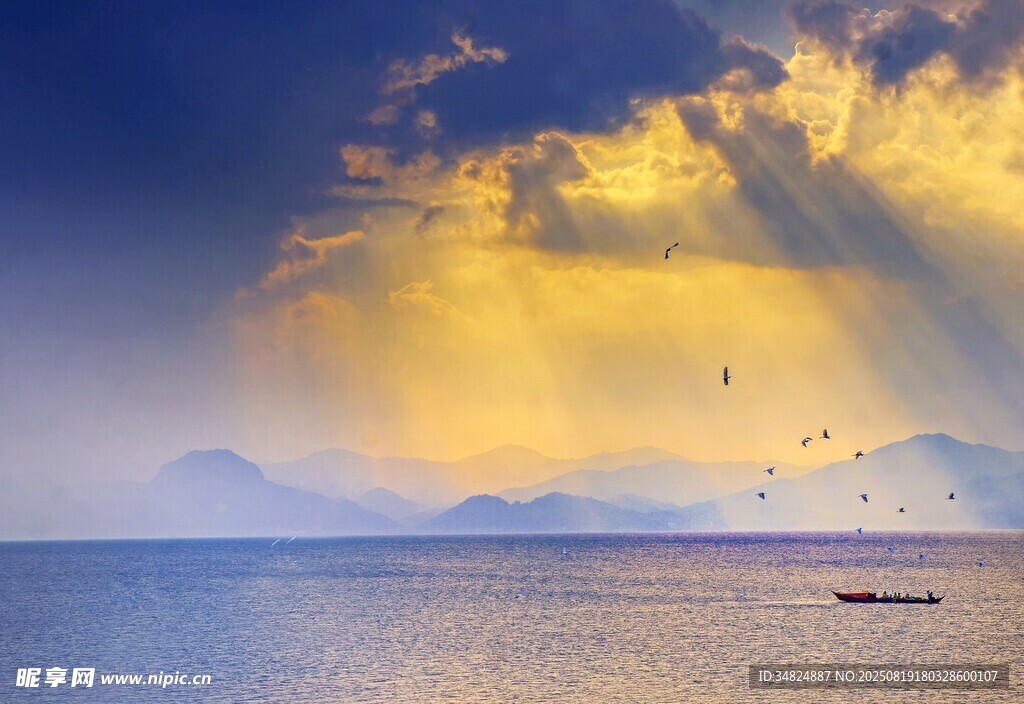 海上日出美景小船悠然