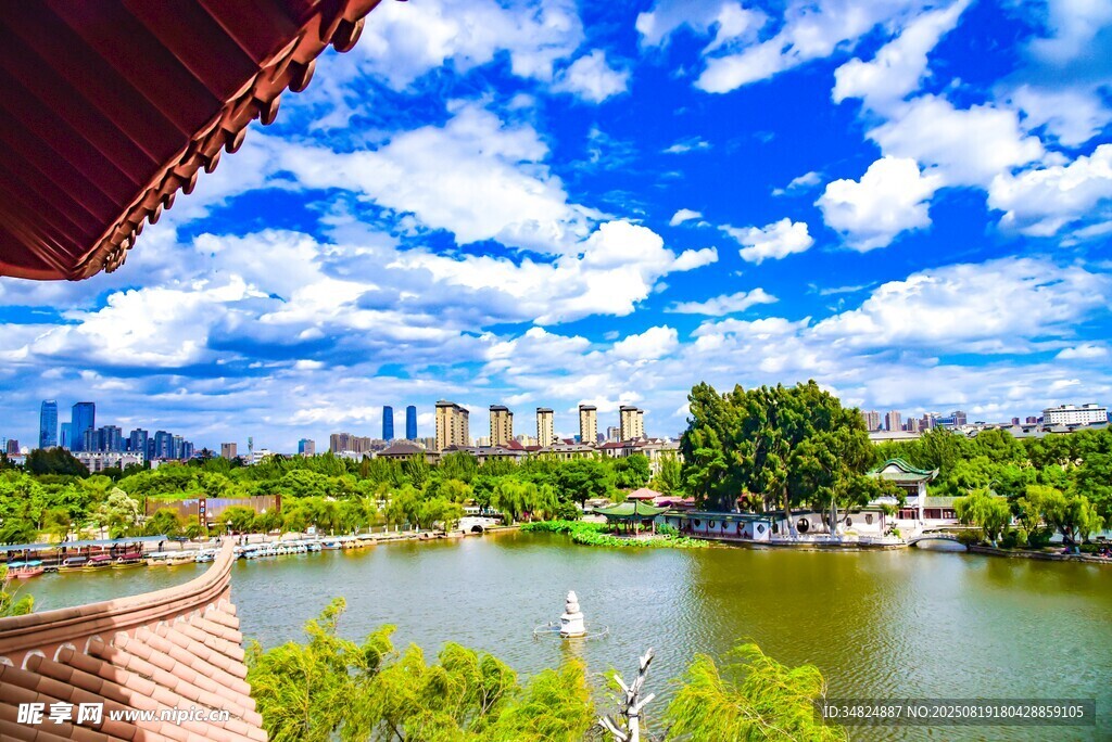 湖畔楼阁美景