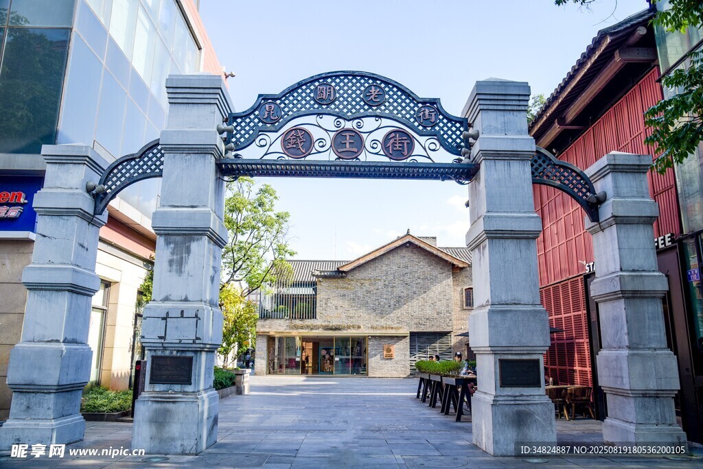 中式石牌坊下的街巷风景