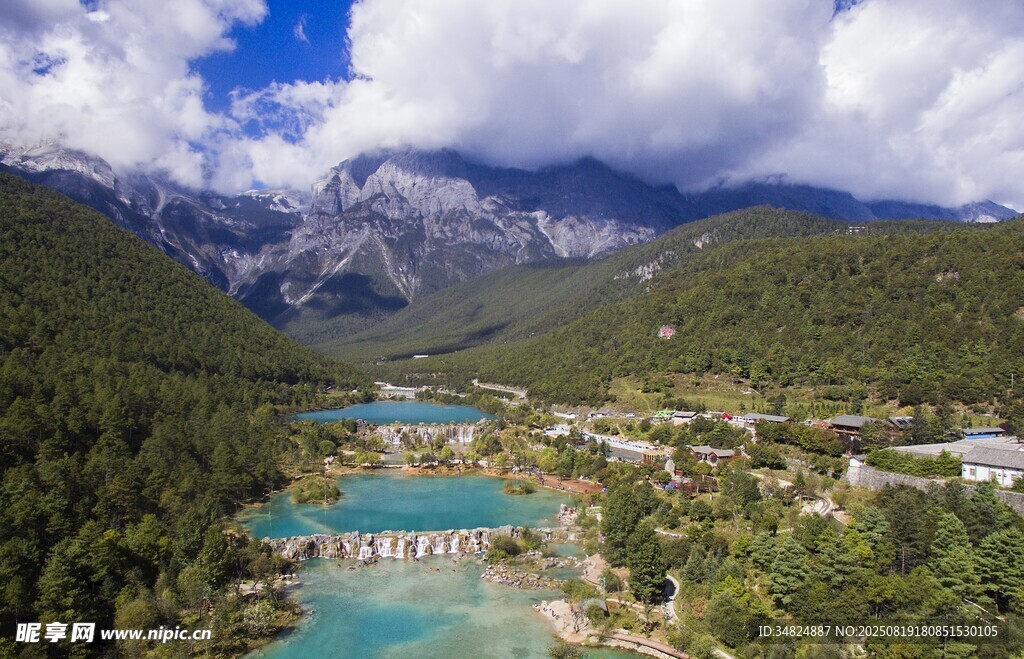 山间蓝湖美景