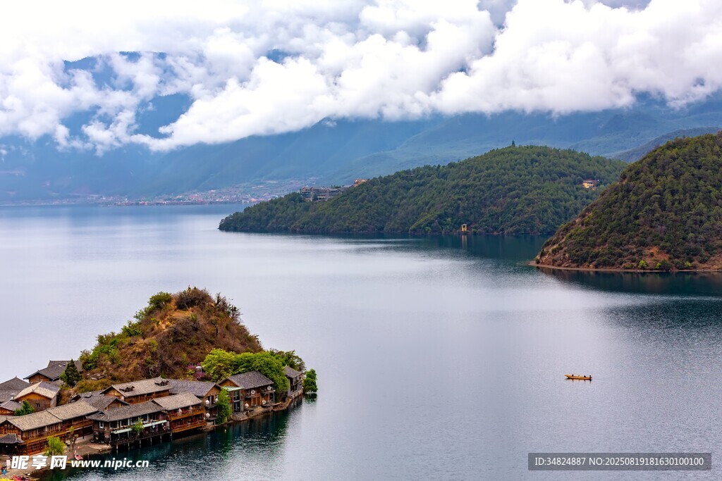 湖畔青山美景如画