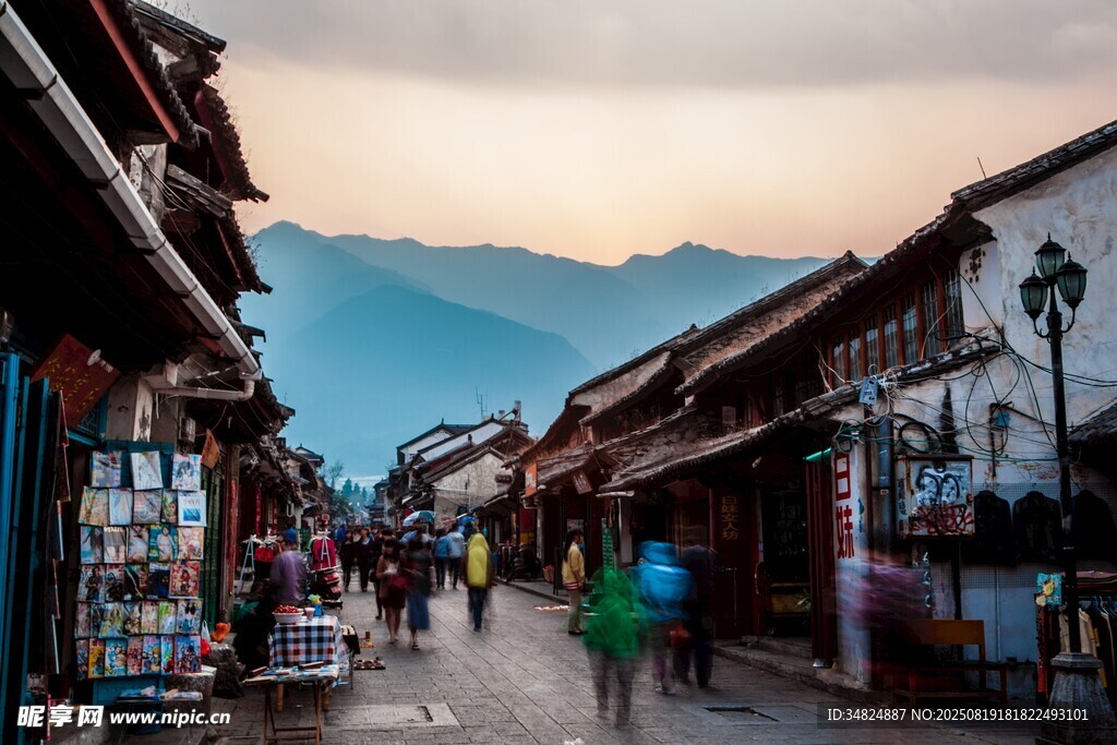 古街漫步远山近景皆如画