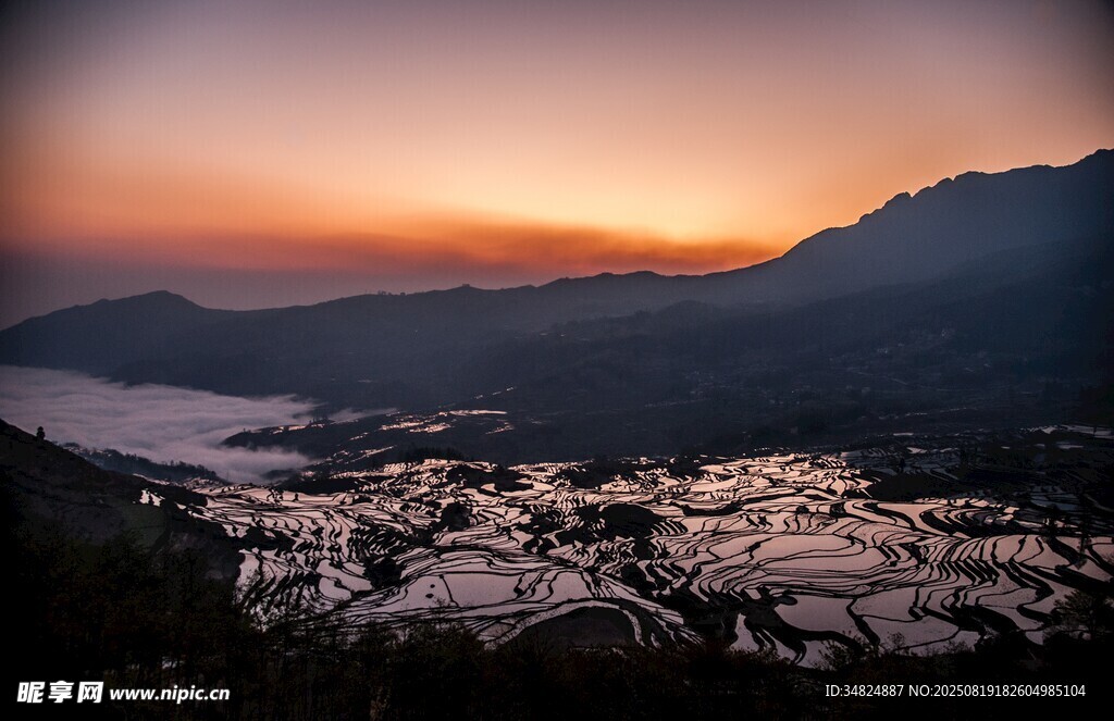 黄昏下的山水田园美景