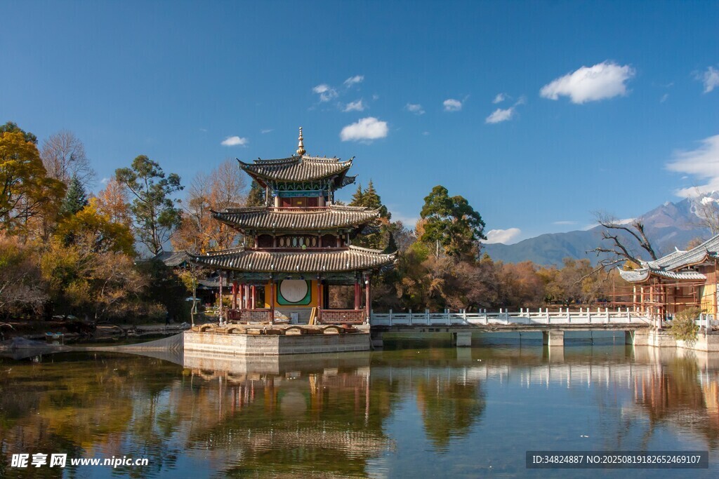 湖畔古亭映蓝天美景