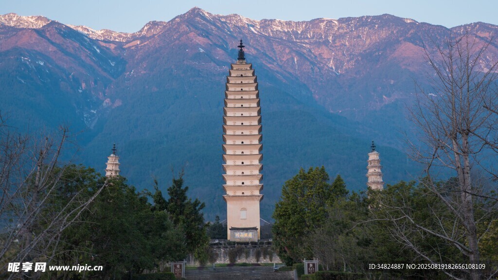 苍山脚下的古塔景观