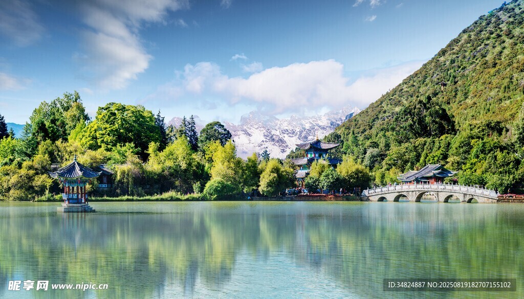 宁静山水间的美丽湖景