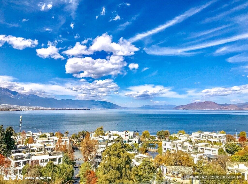 湖畔城市风光蓝天白云美景