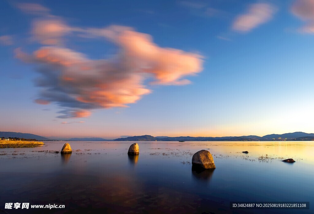 湖畔黄昏美景