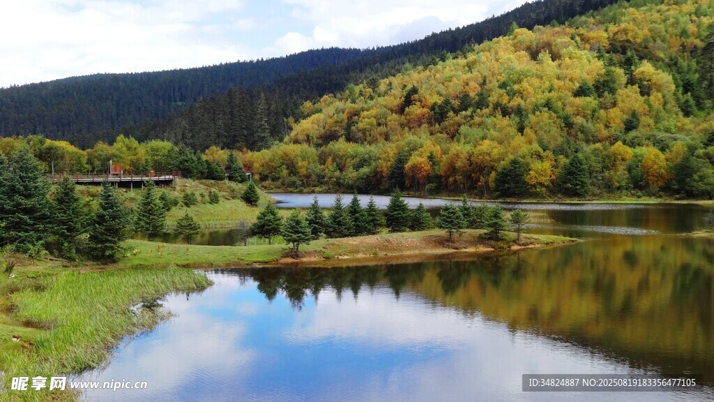秋日山水湖景风光图