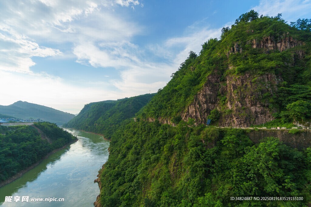 山间河畔美景