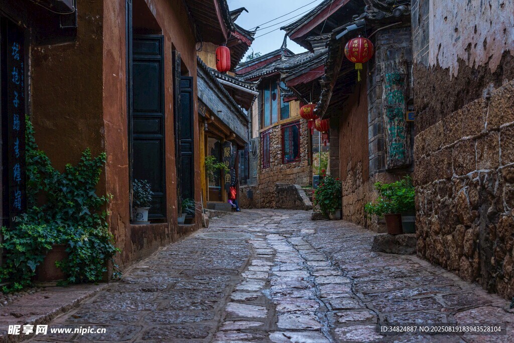 古巷石板路尽显古朴韵味
