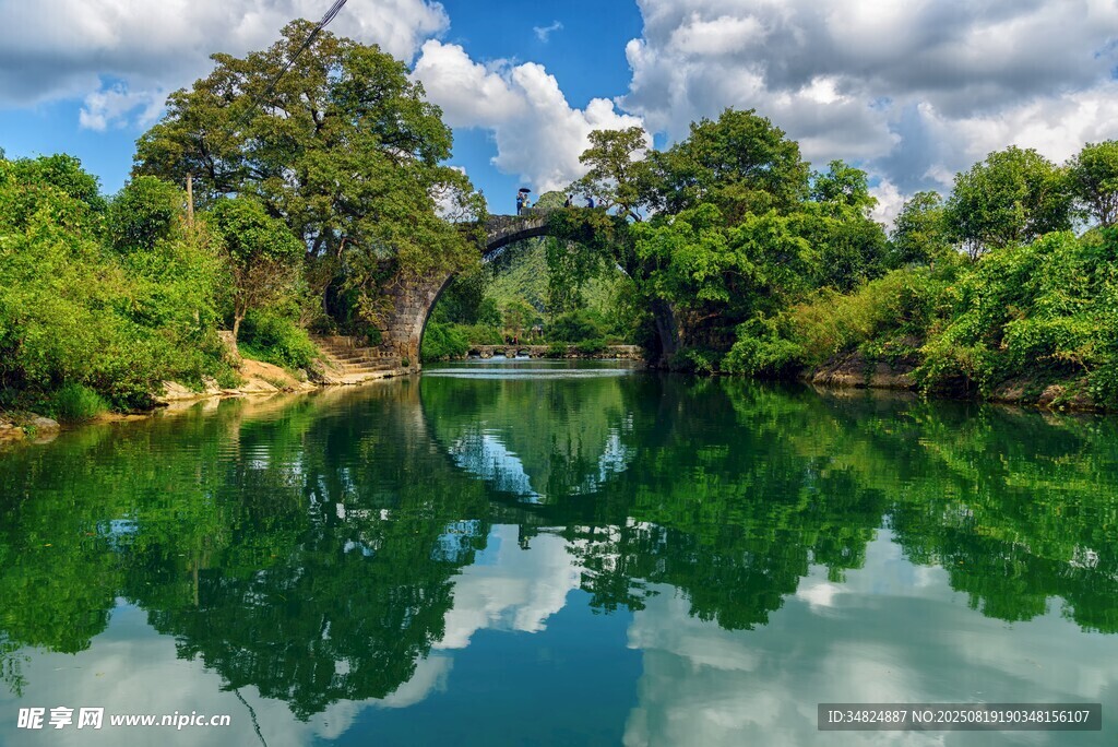 青山绿水间的石桥美景