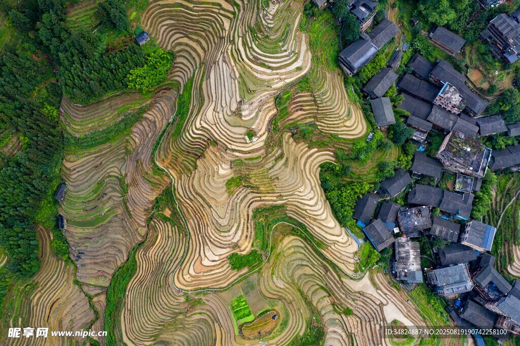 俯瞰美丽梯田村落景观