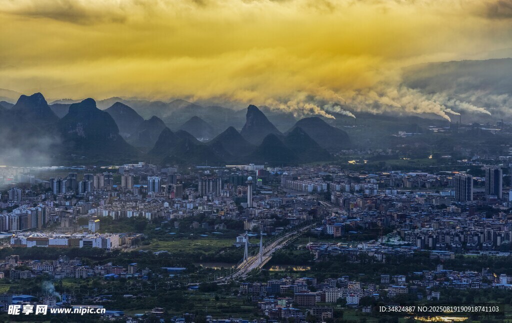 山城壮丽黄昏全景