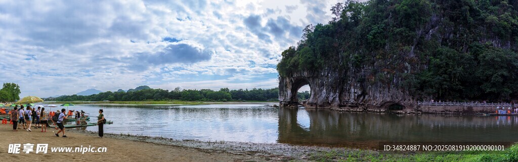 山水间的户外休闲场景