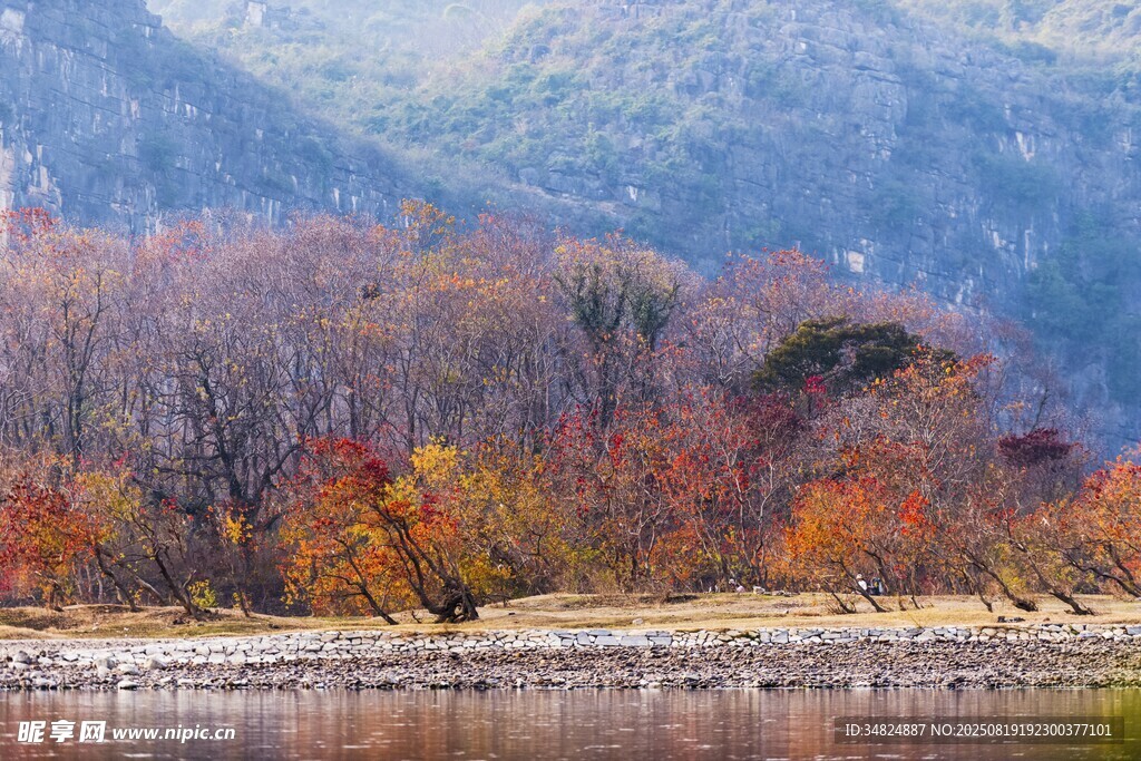 秋日山林湖畔美景