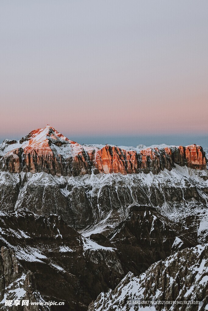 雪山日落壮丽美景