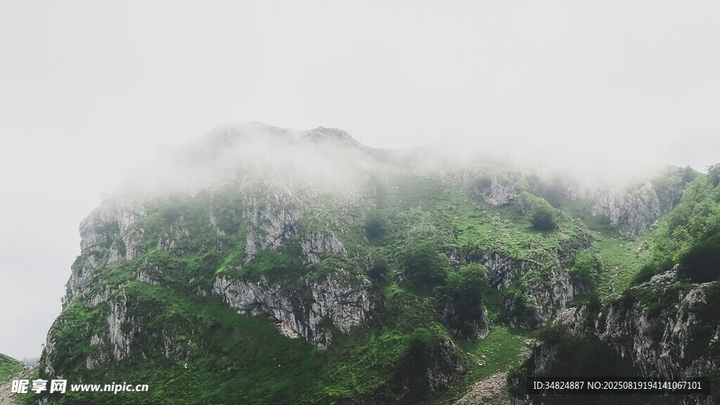 云雾缭绕的翠绿山峰