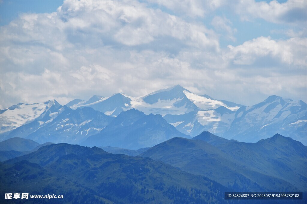 壮丽雪山远景