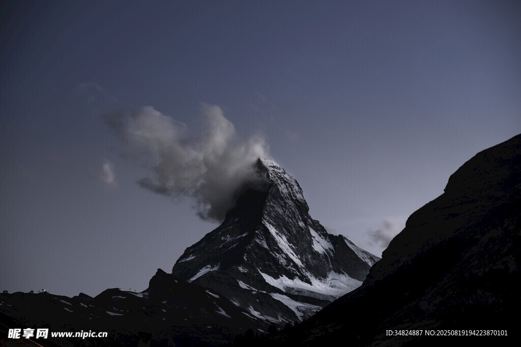 巍峨雪山云雾缭绕之景