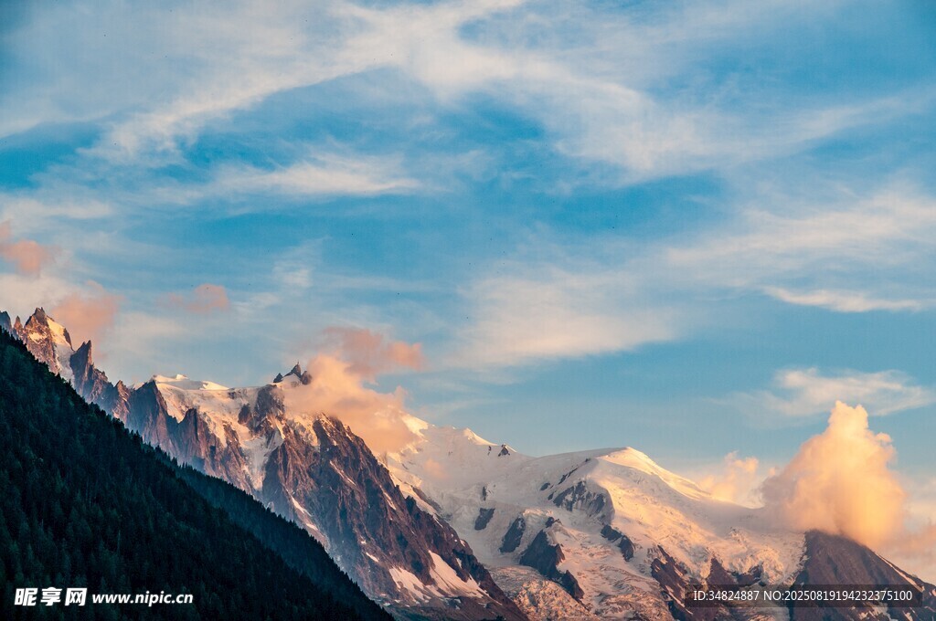 壮丽雪山与绚烂天空美景