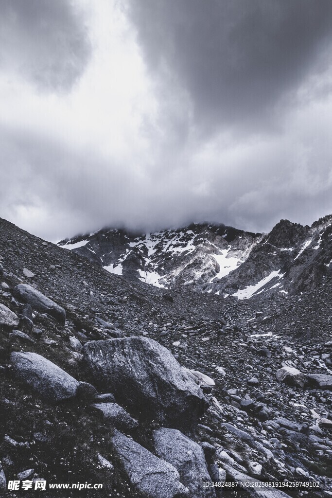 雪山云雾下的嶙峋山石