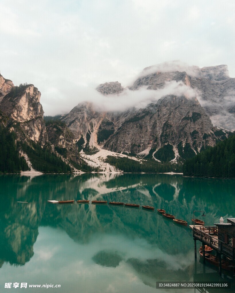 高山湖泊美景如画