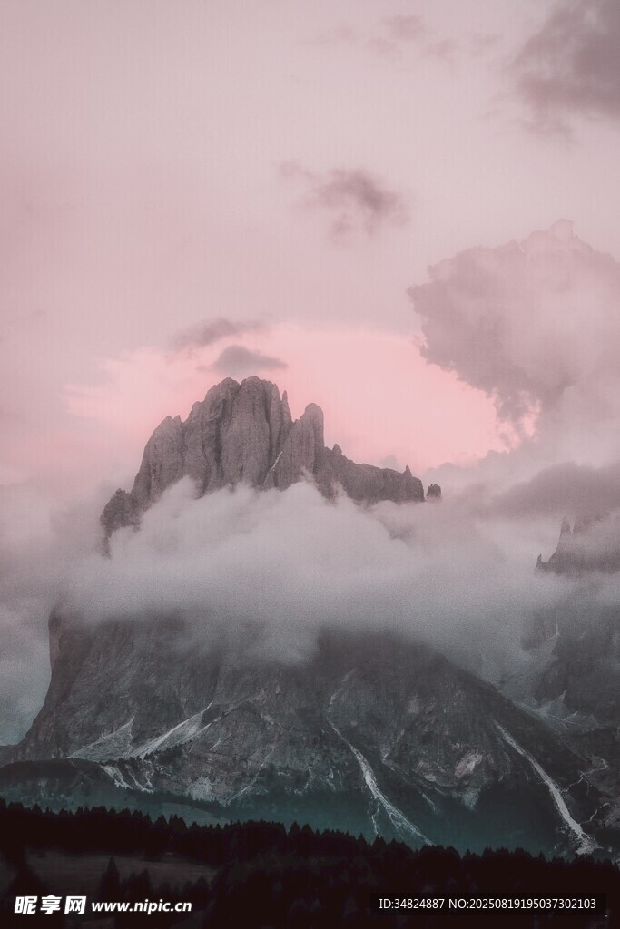 云雾缭绕中的梦幻山峰