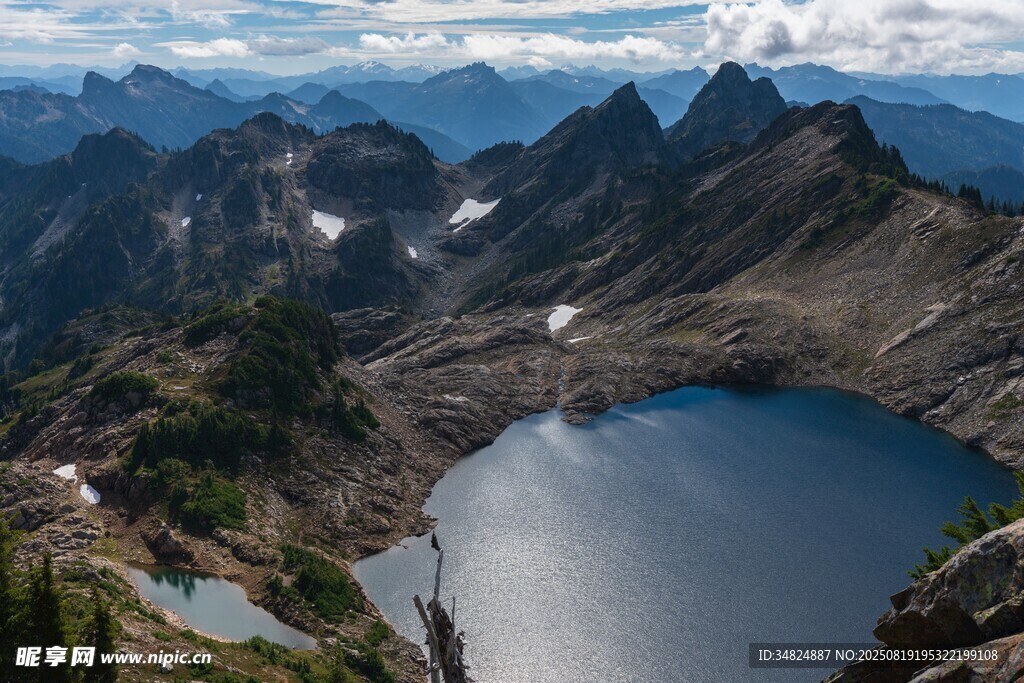 高山湖泊壮丽自然风光