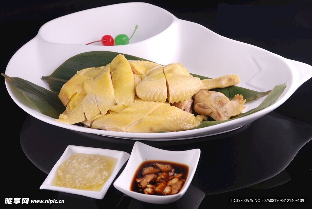 美味白切鸡配特色蘸料
