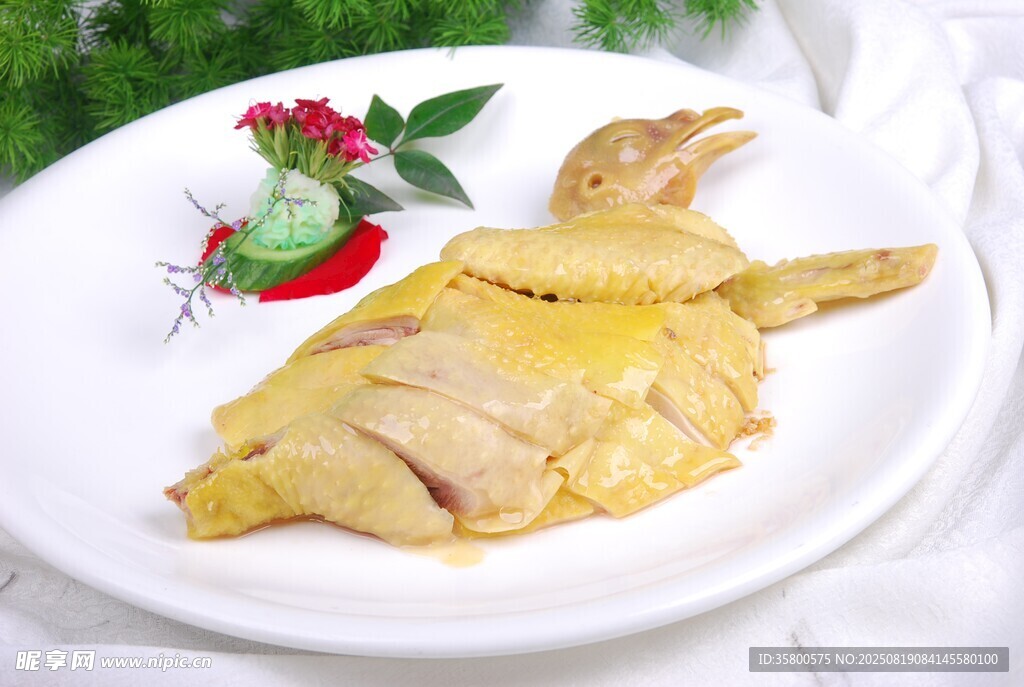 美味白切鸡摆于盘中