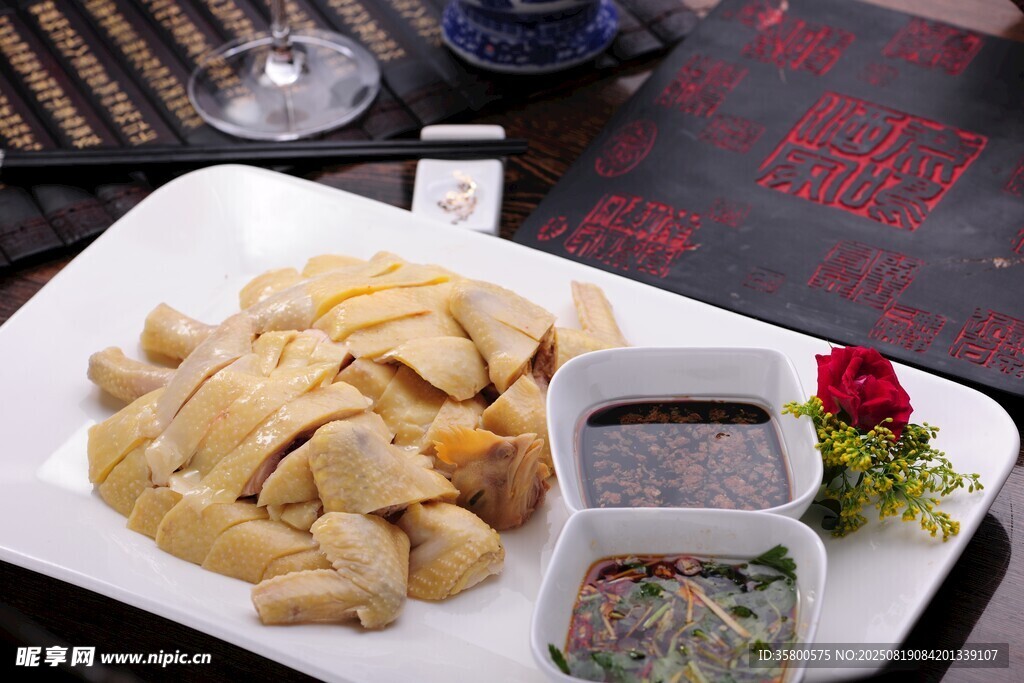 白切鸡配蘸料摆盘精致