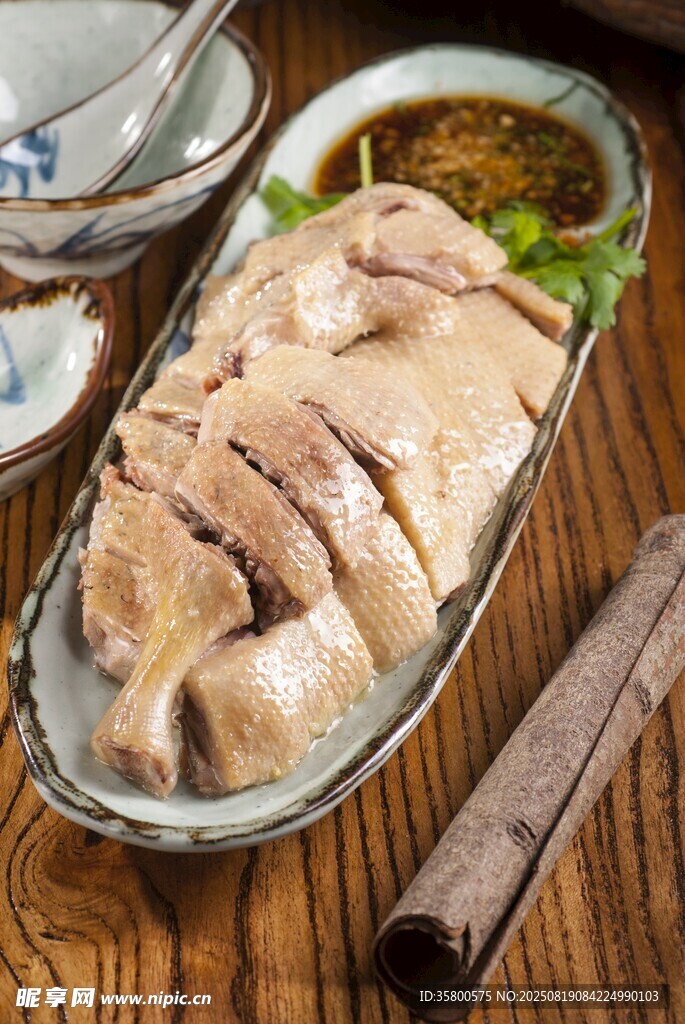 美味白切鸡摆于木桌之上