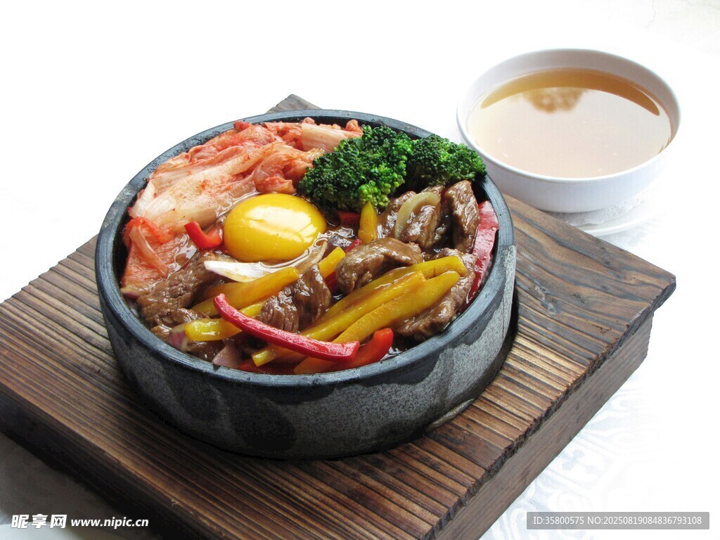 美味石锅拌饭搭配汤品